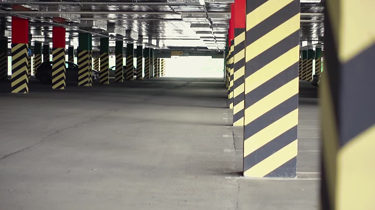 машины на подземной парковке.