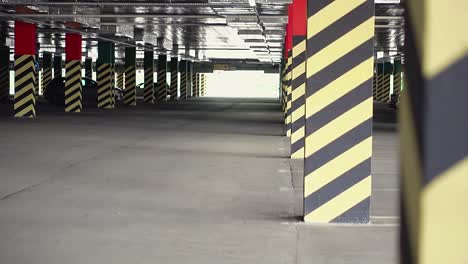 los coches están en el estacionamiento subterráneo