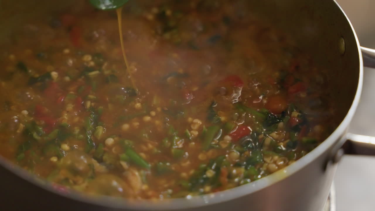 Metodo di cottura delicato. Cottura lenta e graduale per preservare il sapore e la consistenza degli ingredienti. Riscaldamento delicato di verdure e frutta tramite sobbollitura lenta per mantenere freschezza e gusto