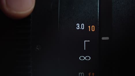 establecer el enfoque infinito en la lente de la cámara