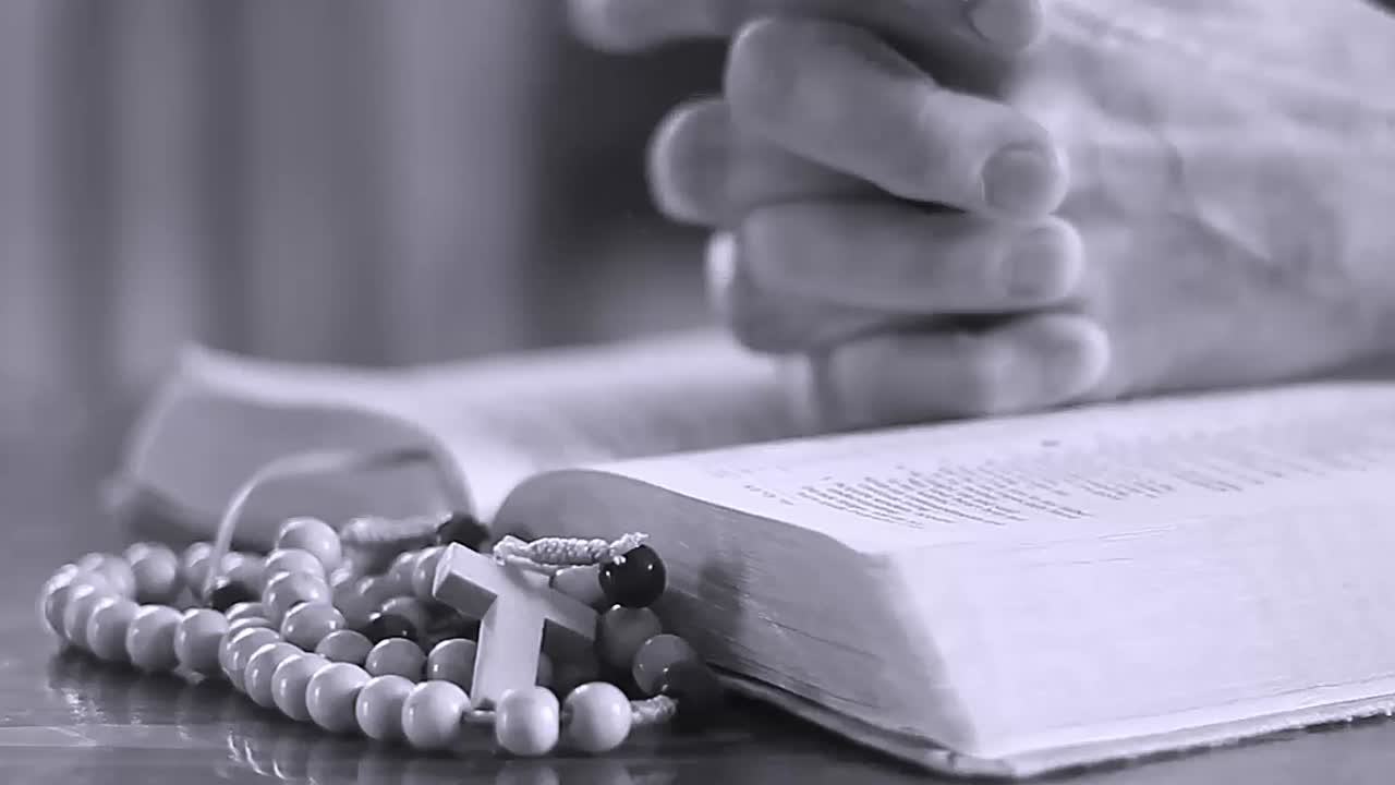 Beten zu Gott mit Bibel mit Personen Stock-Video Stock-Filmmaterial