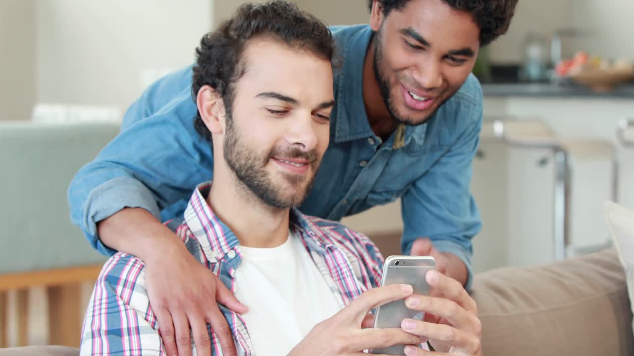pareja gay en el teléfono inteligente juntos