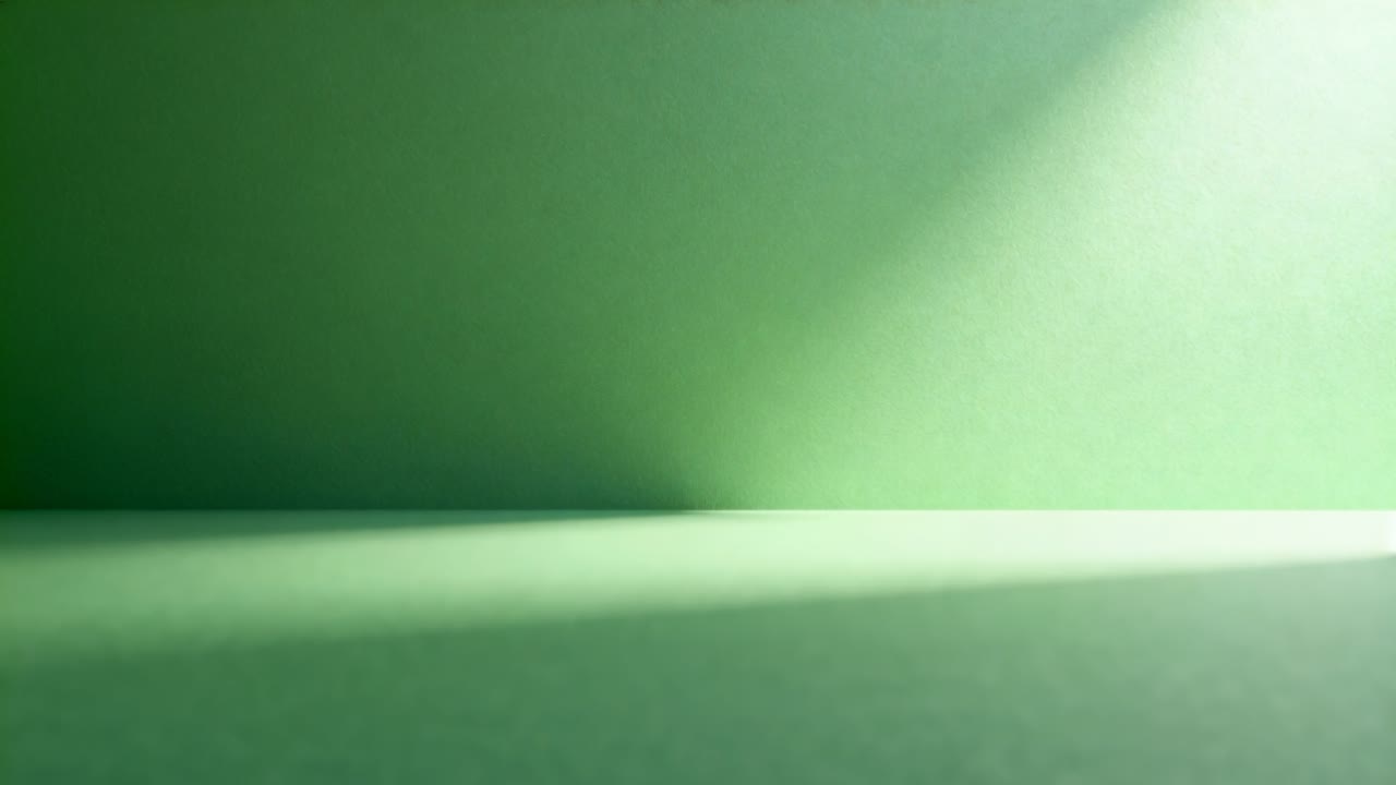 Sollys skifter fra øverste højre hjørne, kamera fanger diagonal højlys på tværs af grøn væg og plan.
