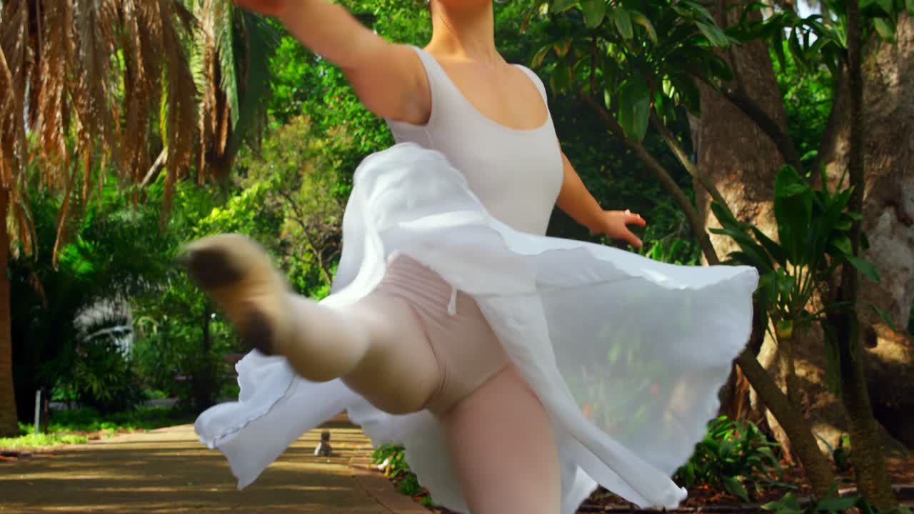 공원 4k에서 춤을 연습하는 여성 댄서