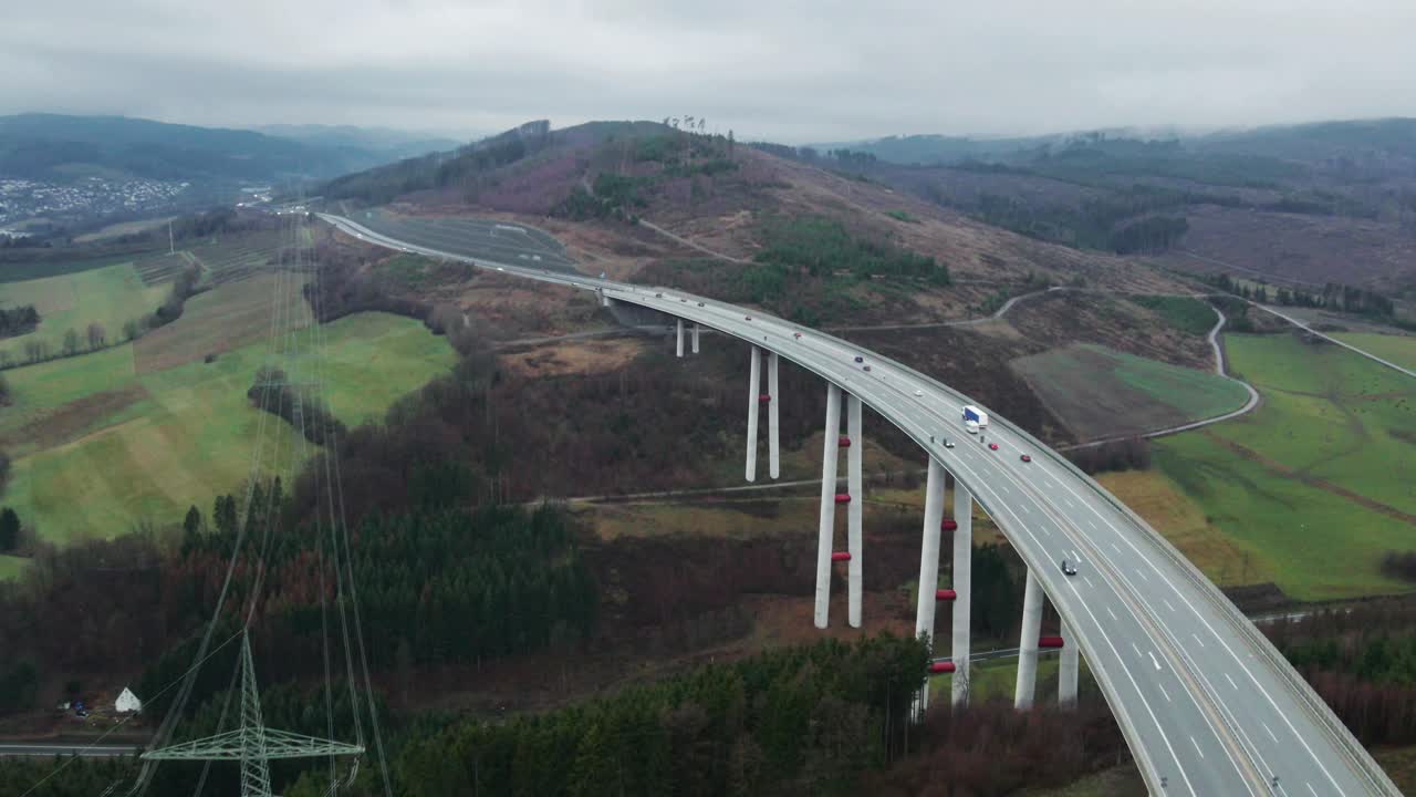 el puente más alto en el norte de rhine-westphalia: el talbrücke nuttlar apoyando la autopista 46 de bestwig, alemania en la región de sauerland