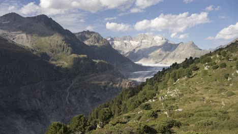 Zeitraffer-Bewegter-Wolken-In-Der-Berglandschaft-Der-Schweizer-Alpen-über-Dem-Aletschgletscher-Und-Schneebedeckten-Bergen-Im-Hintergrund