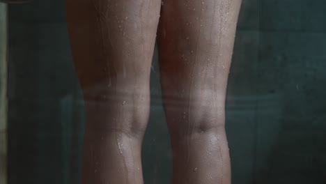 las piernas de una mujer en una ducha