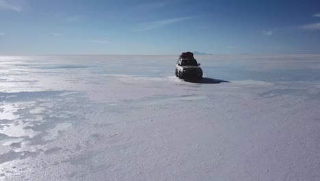 fotografía de seguimiento de un vehículo que conduce a través de las salinas bolivianas