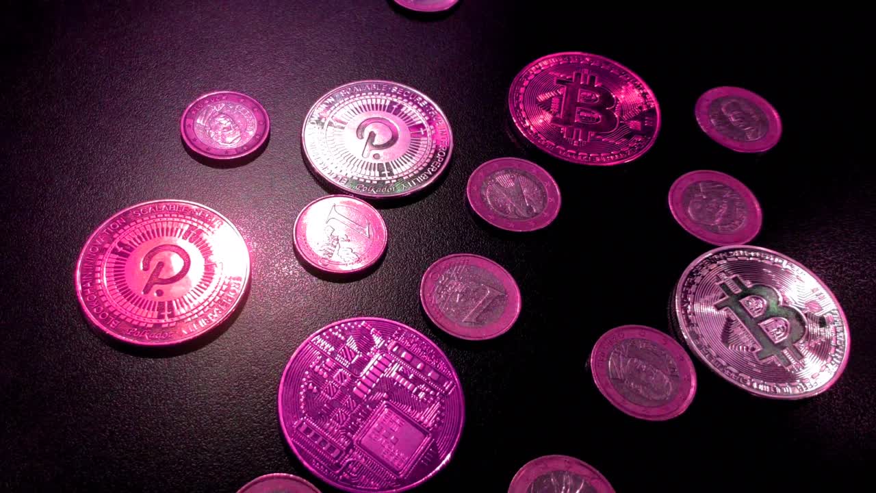 monedas bitcoin y polkadot mezcladas con monedas moradas de un euro, mercado bajista en blockchain web 3, pagos digitales, reflejos de luz, foto macro en primer plano viajando hacia atrás, galicia, españa