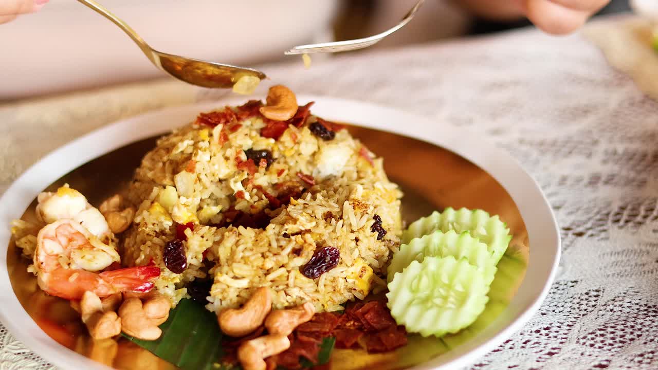 맛있는 태국 파인애플  요리를 맛보고 있습니다.