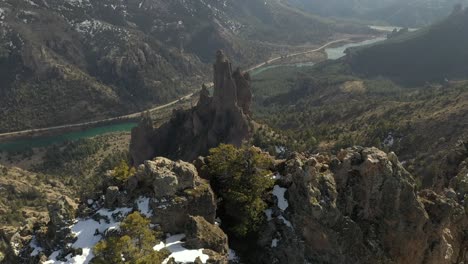 Aerial-shot-flying-over-mountains-near-Bariloche-and-revealing-an-incredible-river-valley-in-Patagonia,-Argentina