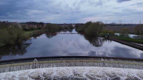 Wasser-Rauscht-über-Das-Wasserkraftwerk-Knottingley-Weir,-Großbritannien,-Drohne,-Luftaufnahme