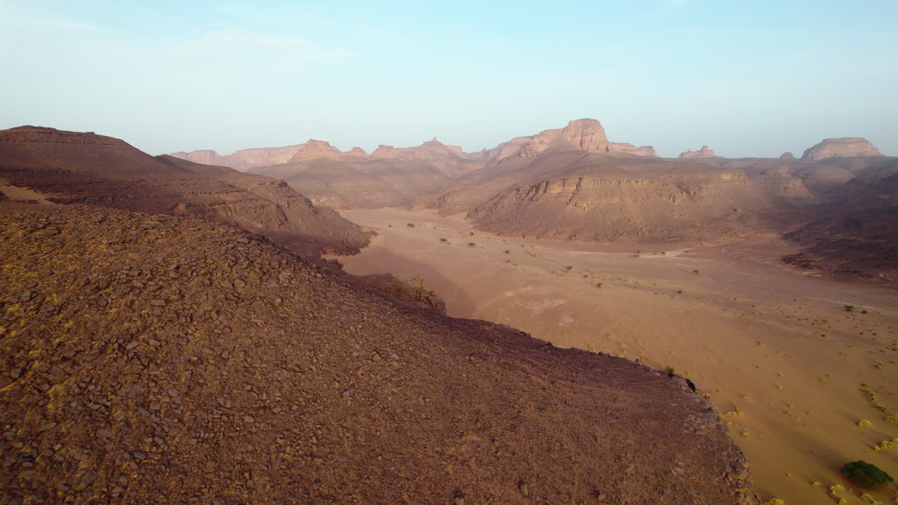 vista aérea panorámica de terrenos rocosos en los desiertos rojos de argelia, áfrica del norte