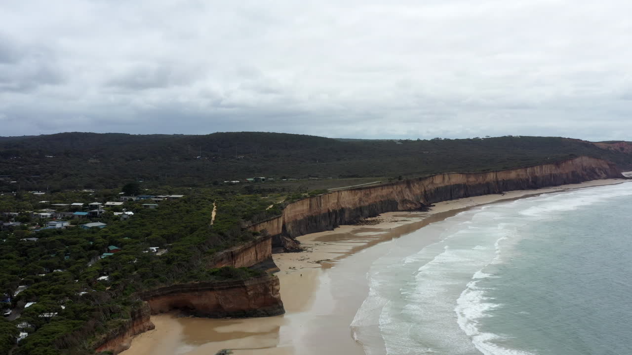 acantilados de piedra caliza escarpados aéreos a lo largo de la costa sur de australia