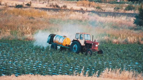 el tractor pulveriza agua o fertilizante para el riego