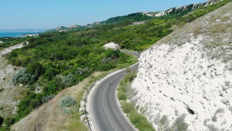 camino sinuoso en la costa de la colina blanca con una densa vegetación en balchik, bulgaria