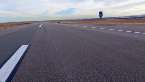 vista aérea de la pista, la torre de control y las torres de agua en el aeropuerto metropolitano de las montañas rocosas