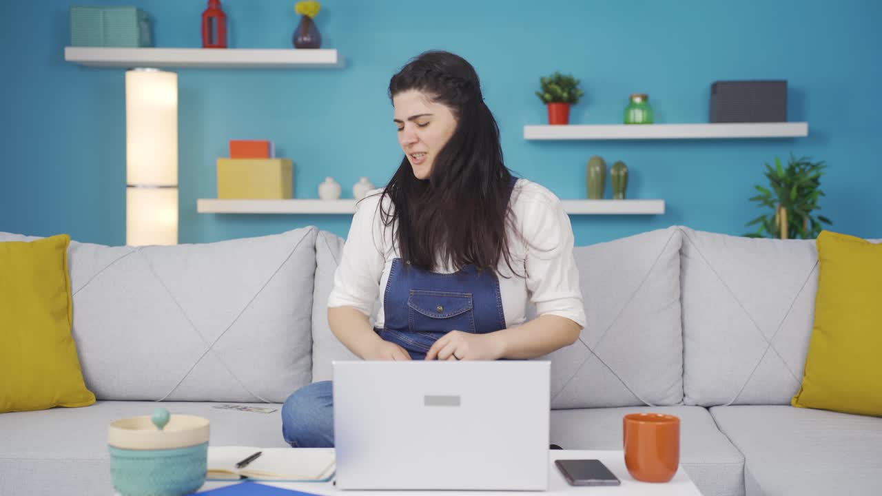 로커 기호를 하고 춤을 추는 여자.