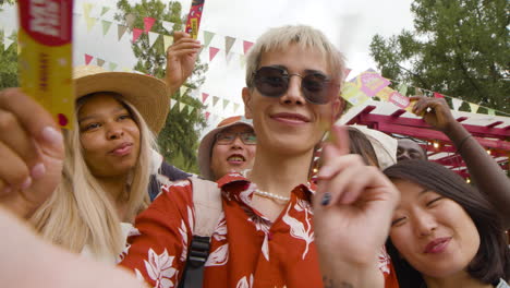 freunde auf einem musikfestival im freien