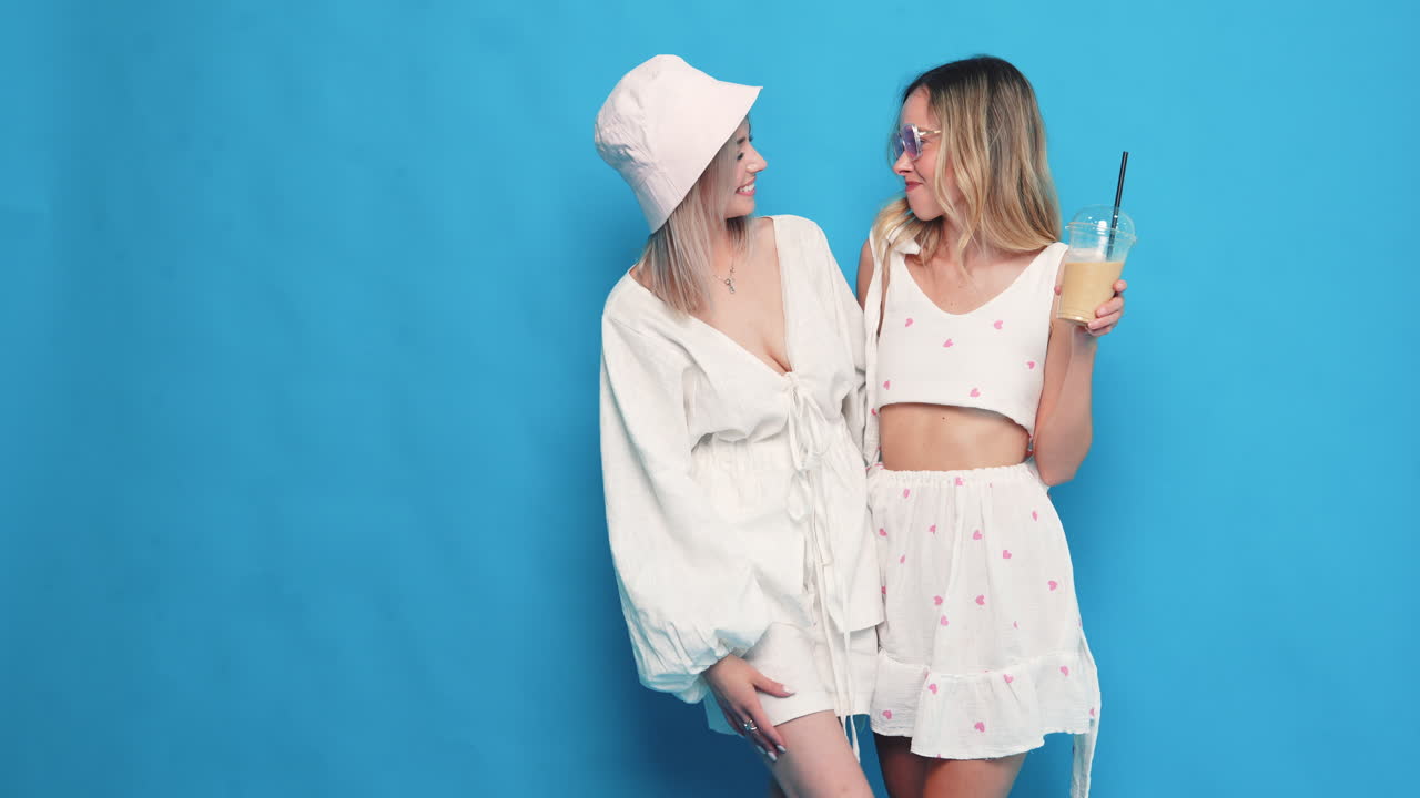 두 친구 가 술 을 즐기고 있다