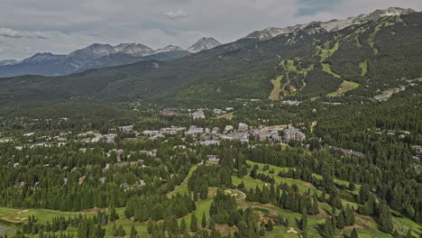 Whistler-Bc-Canada-Drone-V3-Aéreo-Sobrevuelo-Del-Campo-De-Golf-Y-áreas-Residenciales-Que-Capturan-Vistas-Del-Centro-De-La-Ciudad-Turística-Y-La-Exuberante-Montaña-Boscosa-De-Blackcomb---Filmada-Con-Mavic-3-Pro-Cine---Julio-De-2023