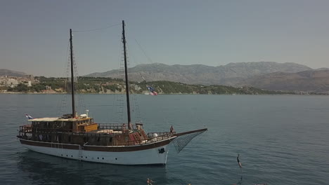 Cámara-Lenta:-Turista-Se-Sumerge-En-El-Mar-Desde-El-Bauprés-De-Un-Barco-Turístico-Croata