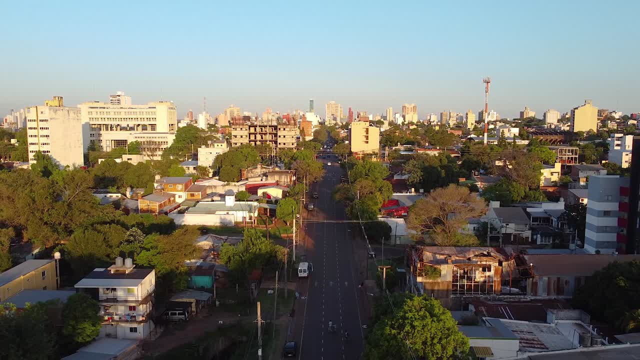 vista aérea de drones del paisaje urbano de posadas en misiones argentina muestra edificios residenciales con automóviles en la carretera principal