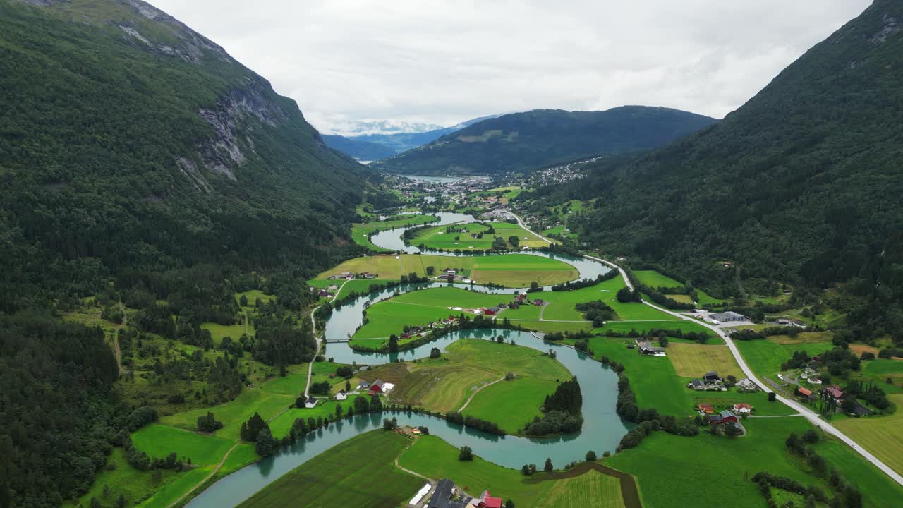 el río stryn y el valle verde en nordfjord, vestlandia, noruega, escandinavia - recorrido aéreo