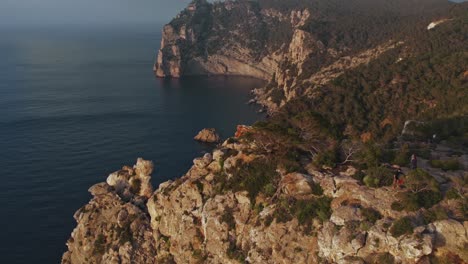 4k-Drone-Disparó-Acantilados-Y-Bosques-En-La-Costa-De-La-Isla-Del-Paraíso-Tropical