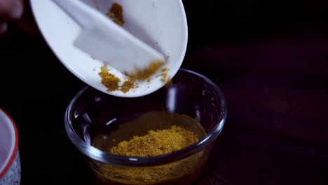 combinando curry y masala en agua para crear un plato de curry de papaya