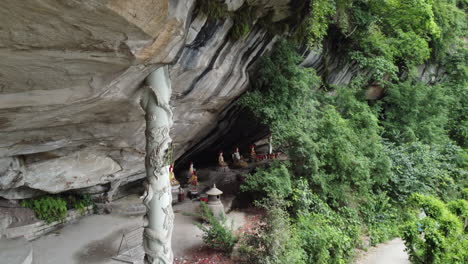 Chinesische-Tempel-In-Den-Felsen-Gebaut