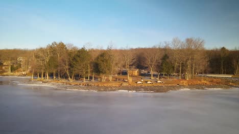 una comunidad lacustre en las montañas pocono durante el invierno