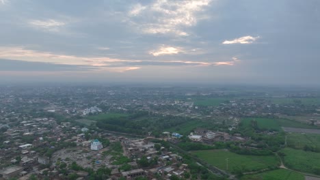 Anochecer-Sobre-La-Ciudad-De-Badin,-El-Exuberante-Paisaje-De-Sindh,-Pakistán