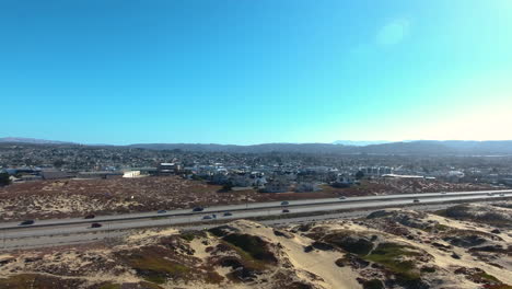 Vista-Aérea-De-Drones-De-La-Ciudad-De-Arena-Monterey-California-En-La-Autopista-1-Filmada-En-4k-De-Alta-Resolución