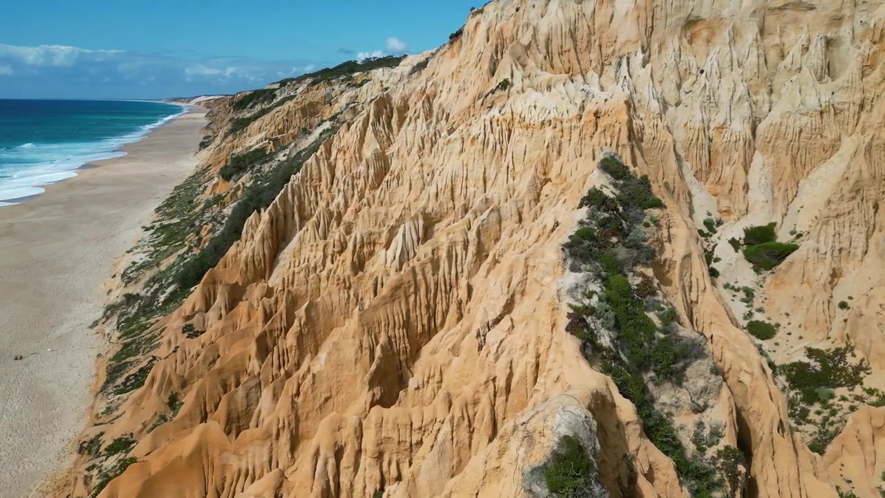 Riprese aeree con drone di Praia do Pinheirinho, Portogallo: costa atlantica selvaggia, spiaggia sabbiosa e scogliere aspre sotto luce naturale. Ideale per progetti di viaggio, estivi e paesaggistici