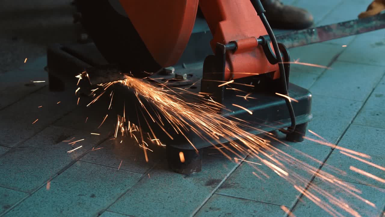 el mecánico profesional está cortando metal de acero.