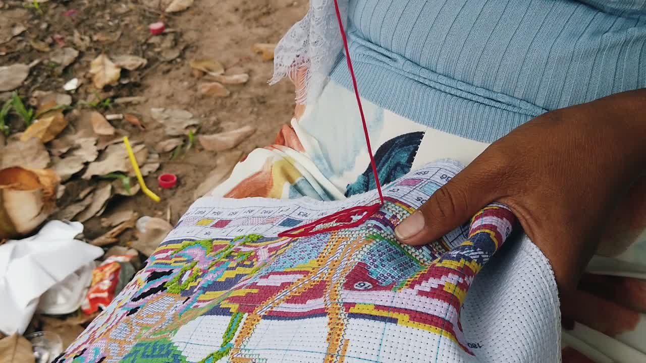 Ripresa al rallentatore di una donna che ricama