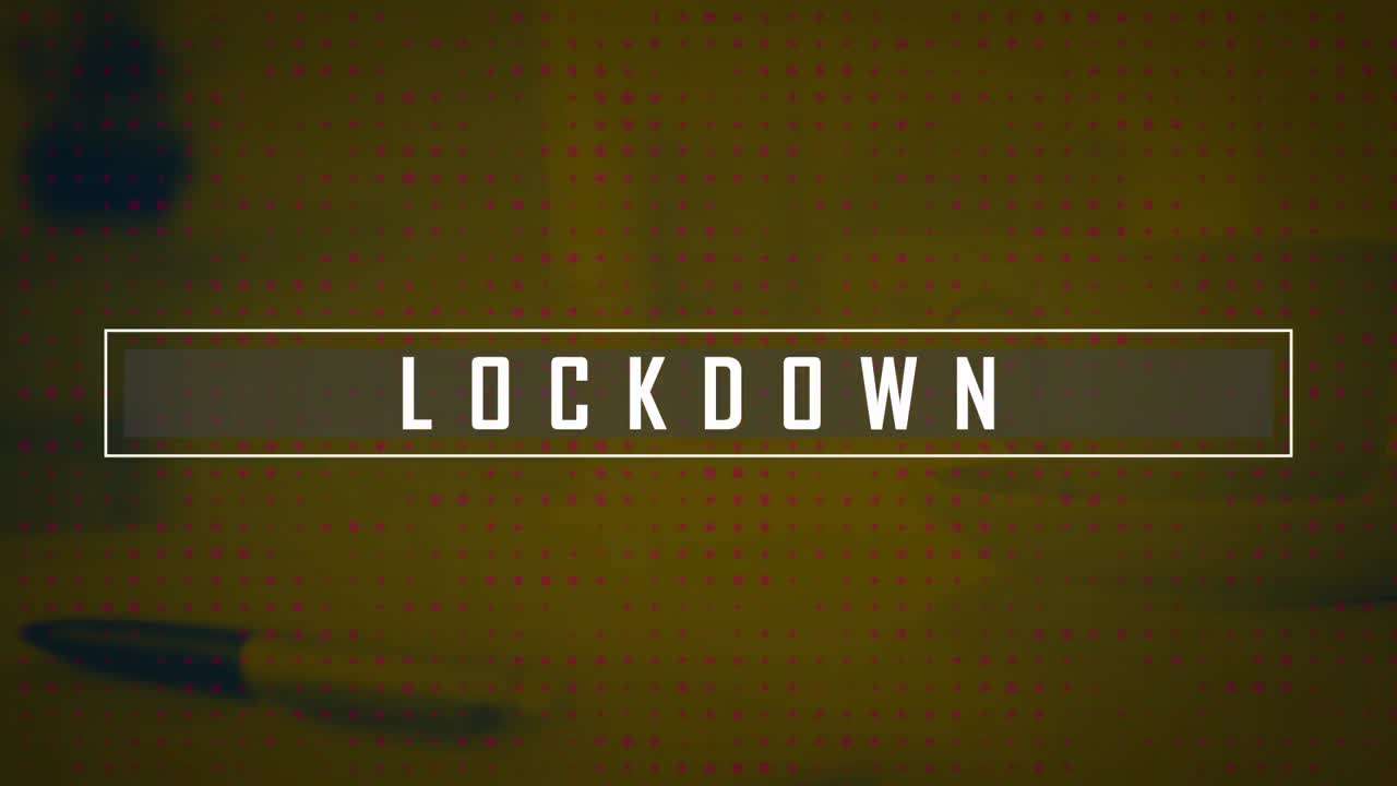 banner de texto de bloqueo contra filas de puntos múltiples contra la mesa de la oficina