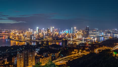 horizonte de la ciudad moderna y edificios modernos en chongqing por la noche