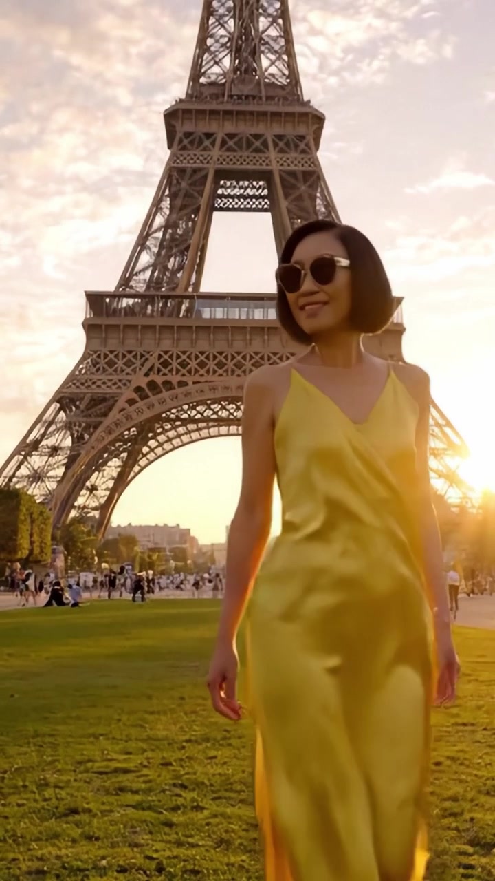 Una Bella Passeggiata Serale Vicino all'Iconica Torre Eiffel: Catturare il Vibrante Tramonto e l'Atmosfera Gioiosa di Parigi con Viste Mozzafiato ed Eleganza