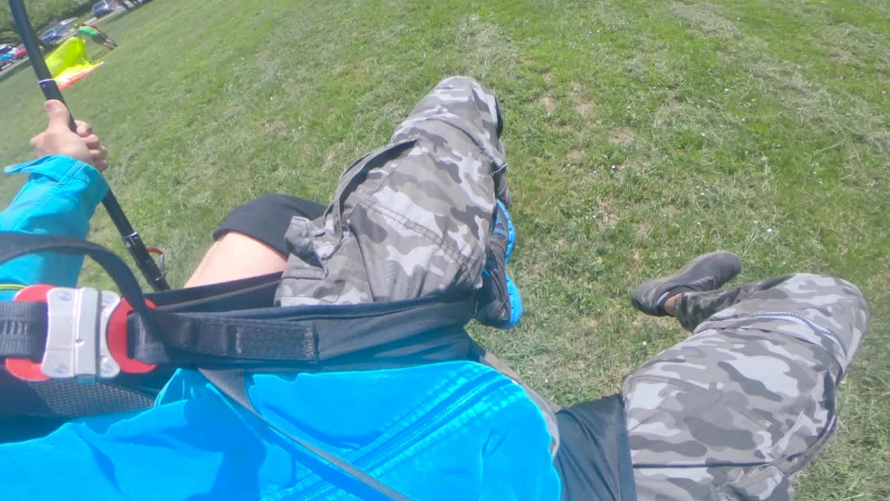 스위스 에서 지상 에 부드럽게 착륙 하는 패러글라이더 - 근접 사진