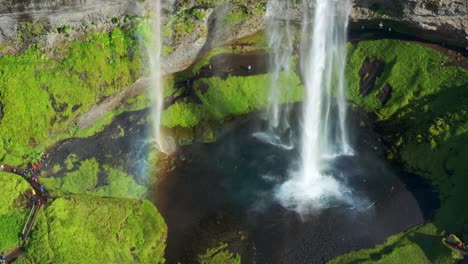 Seljalandsfoss-Wasserfallspritzer,-Der-An-Einem-Sonnigen-Tag-In-Island-Einen-Regenbogen-Erzeugt