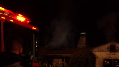 Los-Bomberos-Trabajan-Para-Extinguir-El-Incendio-Del-Edificio