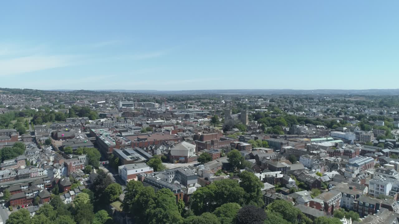seguimiento aéreo sobre el pintoresco centro de la ciudad de exeter