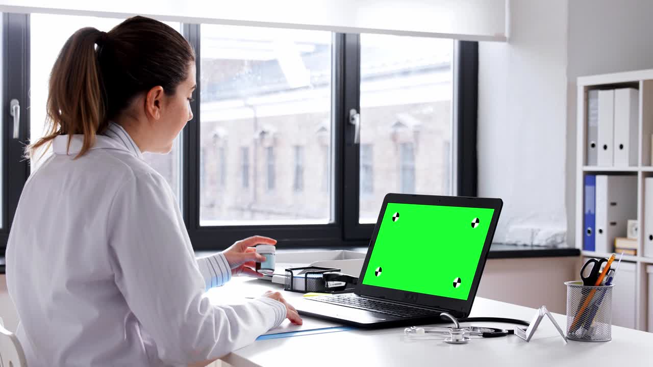 médico con computadora portátil haciendo una llamada de video en el hospital