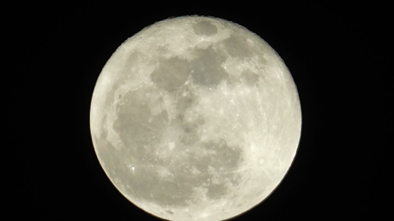 cerca de la luz de la luna en el cielo oscuro