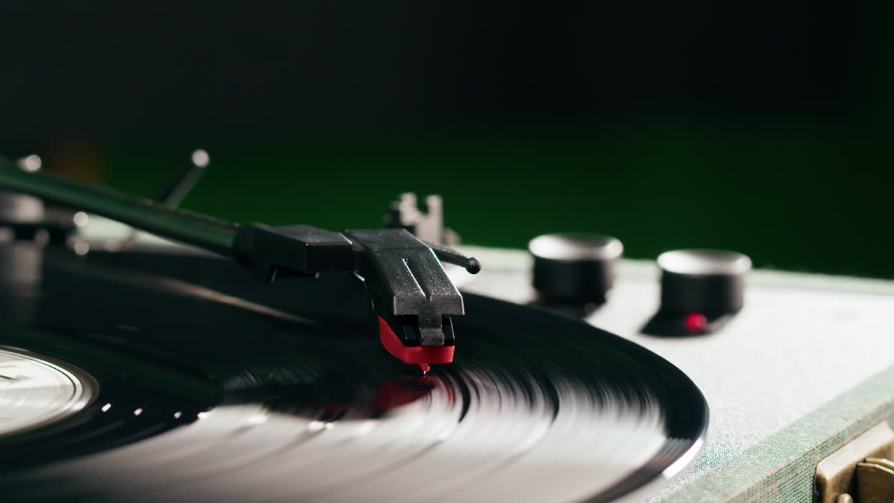 Mano che riproduce un disco in vinile su un giradischi vintage