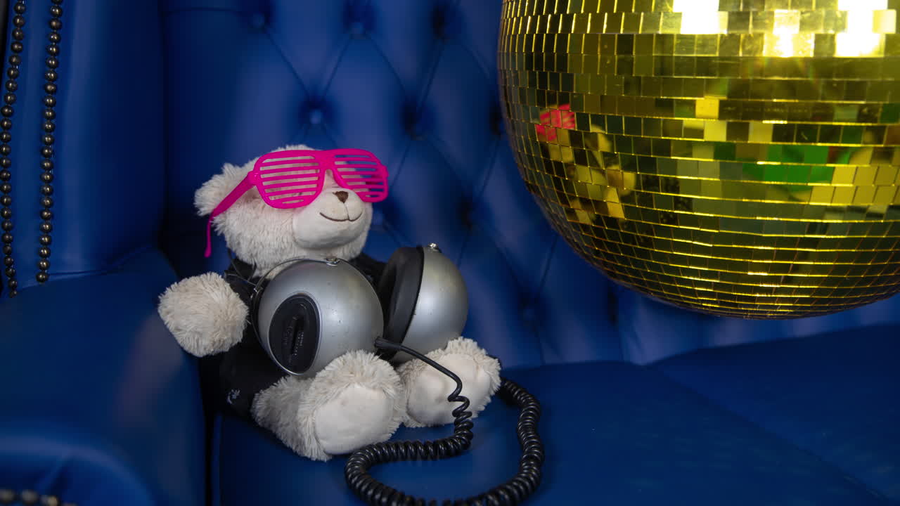 dj de oso de peluche con una pelota de discoteca