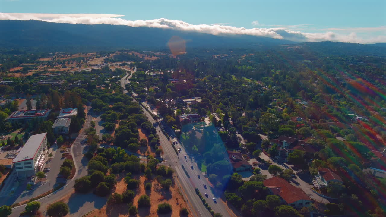 Volo di drone lungo Sand Hill Road che rivela il distretto del capitale di rischio della Silicon Valley a Menlo Park.
