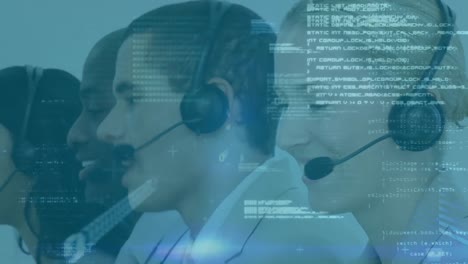 Animation-Einer-Gruppe-Multiethnischer-Callcenter-Mitarbeiter,-Die-Headsets-Tragen-Und-Computer-Im-Büro-Benutzen